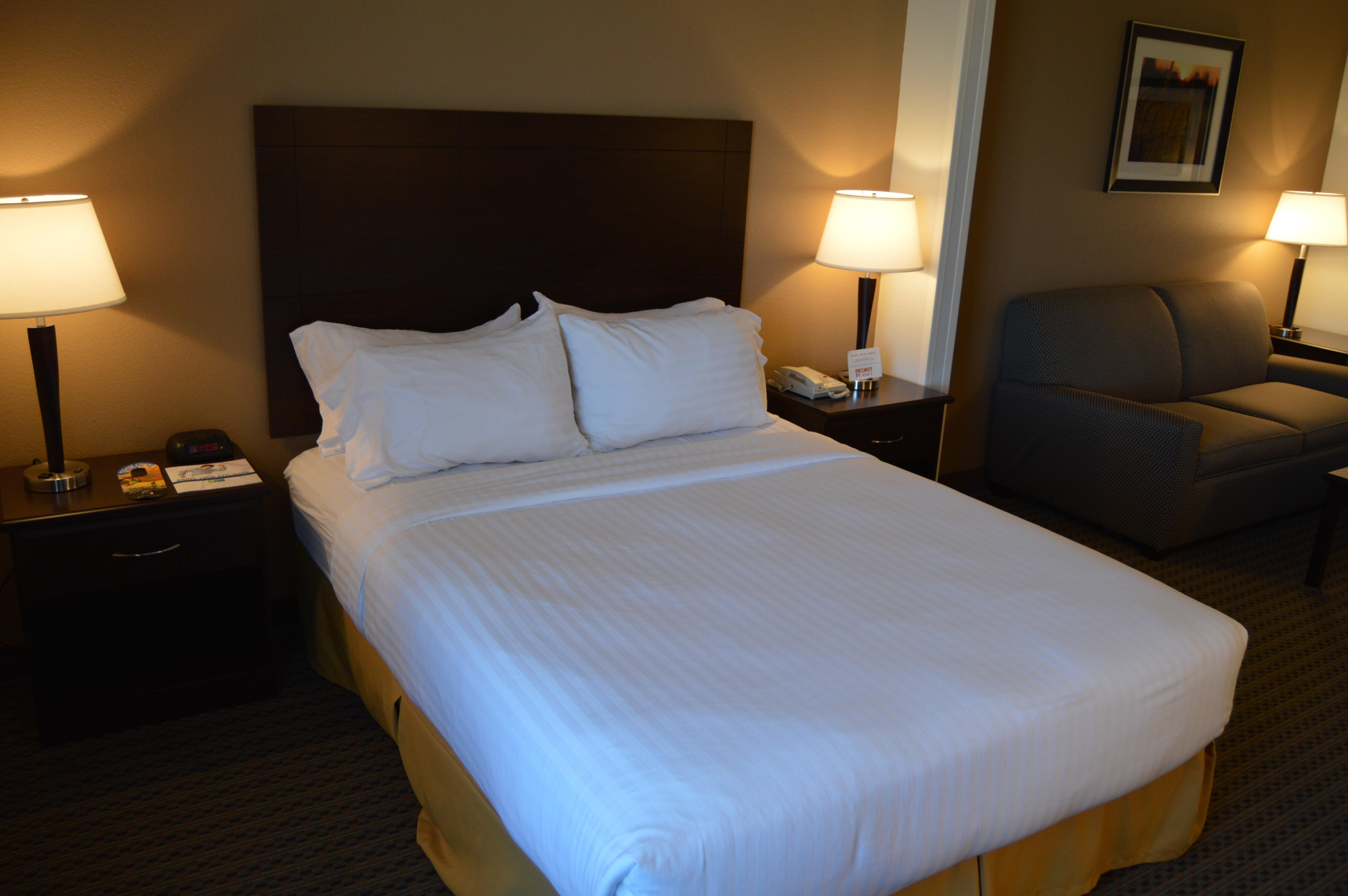 Holiday Inn Express & Suites Winner By Ihg Exterior foto