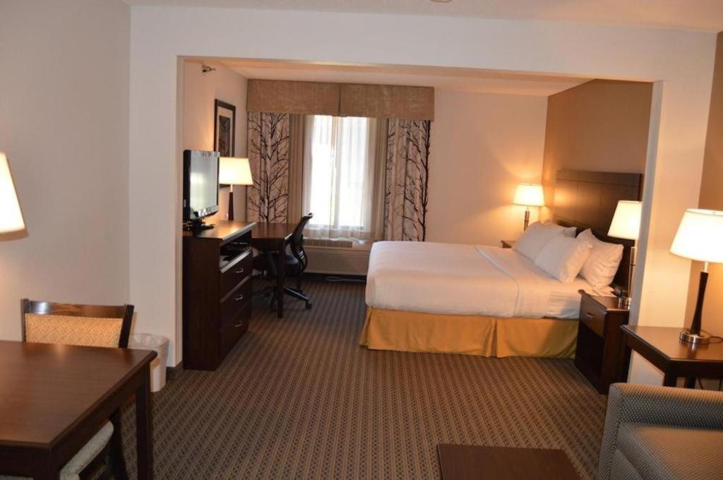 Holiday Inn Express & Suites Winner By Ihg Exterior foto