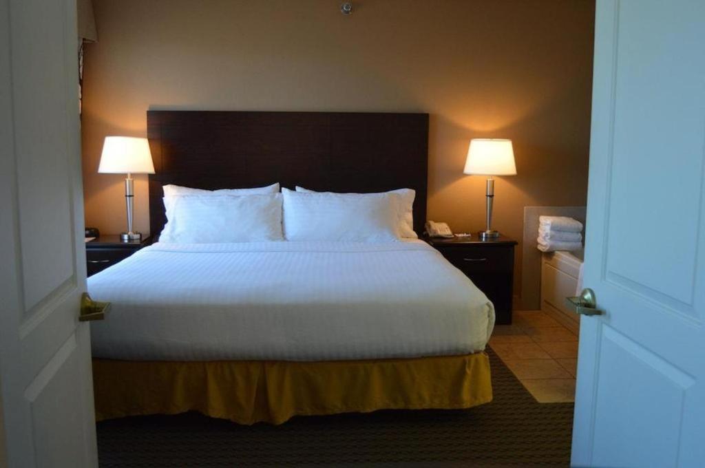 Holiday Inn Express & Suites Winner By Ihg Exterior foto