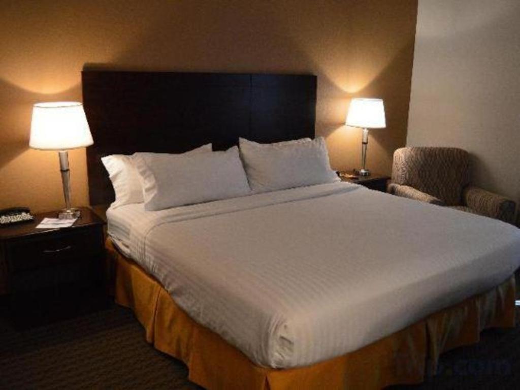 Holiday Inn Express & Suites Winner By Ihg Exterior foto